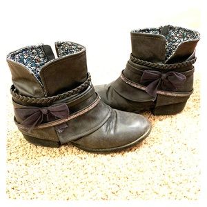 Girls’ gray ankle booties